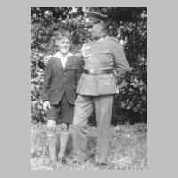 071-0056 Willi Wegner mit seinem Sohn Gerhard 1941.jpg